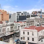 Artistic Urban Getaway Just Off Smith Street!
