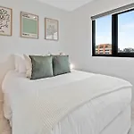 Elegant Collingwood Apartment With City Views