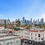 Elegant Collingwood Apartment With City Views