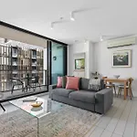 Chic 1-Bed With Harbour Views & Pool By Tram Line