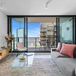 Chic 1-Bed With Harbour Views & Pool By Tram Line