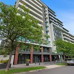 Pristine 2-Bed By Albert Park With Pool & Gym