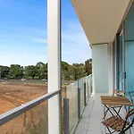 Pristine 2-Bed By Albert Park With Pool & Gym