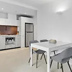 Modern 1-Bed City Apartment With Pool And Gym