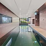 Modern 1-Bed City Apartment With Pool And Gym