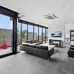 Modern 1-Bed City Apartment With Pool And Gym