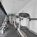Modern 1-Bed City Apartment With Pool And Gym