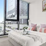 Chic City Views Modern Comfort Near Southern Cross