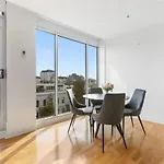 Port Melbourne And A Glimpse Of The Sparkling Bay - Sleeps 4