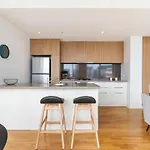 Port Melbourne And A Glimpse Of The Sparkling Bay - Sleeps 4