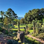 Cosy Gem; Tennis Court & Parking On St Kilda Rd