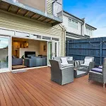 Bowen Street Family Retreat With Pool