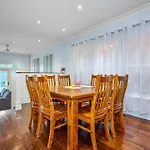 Bowen Street Family Retreat With Pool