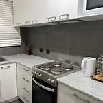 1 Bedroom Unit In Heart Of Elsternwick