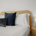 Stupendous Cbd & Garden Views - 2Bdr 2 Bth With Free Parking