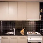 Convenient 2-Bed Apartment In Melbourne\'S Heart
