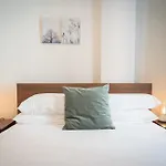 Convenient 2-Bed Apartment In Melbourne\'S Heart