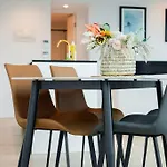 Central High Rise Views Perfect Location Cbd 2B2B