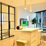 Chic 2Br Luxury Apt In Prime West Side Complex Center Of It All