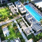 Resort-Style Exec 1 Bed With Study In Port Melbourne