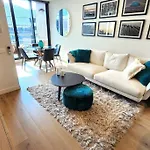 Resort-Style Exec 1 Bed With Study In Port Melbourne