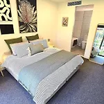 Your 2 Bed Hampton Haven With Parking