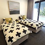 Your 2 Bed Hampton Haven With Parking