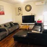 D122 Lovely London Home