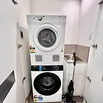 Entire 2 Bed In Southbank, Australia