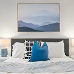 Cozy 2Br Apartment In Melbourne Cbd With Pool & Gym