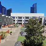 Room With King-Size Bed Close To Melbourne Cbd & Southern Cross Station