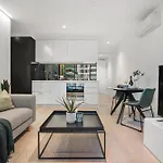 Cozy & Romantic 1Br Apt In Melbourne Cbd With Pool And Gym