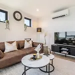 Urban Habitat King Bed 5Min 2 Crown Netflix