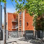 Convenient Apartment In Heart Of Carlton