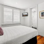 Convenient Apartment In Heart Of Carlton