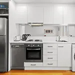 Convenient Apartment In Heart Of Carlton