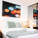 Cozy Spacious Holiday 2B2B Melbourne Cbd Apartment