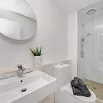 Central 2Br Near Queen Victoria Market