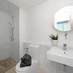 Central 2Br Near Queen Victoria Market