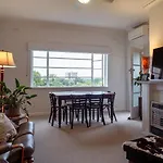 Two Bedr Art Deco Flat - East Melb - 5Min To Mcg