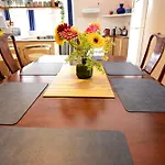 Two Pines, Whole Home In Tullamarine Near Airport!