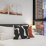 Stunning 2Br Apartment In Melb Cbd With Pool And Gym