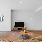 City Center 2Br With Stunning Views, Pool And Gym!