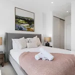 City Center 2Br With Stunning Views, Pool And Gym!