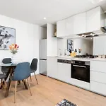 Stylish Southbank 2Br Apt With Bay Views, Pool And Gym