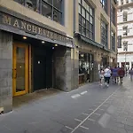 Classic 1-Bed City Stay Near Eateries And Laneways