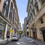 Classic 1-Bed City Stay Near Eateries And Laneways