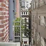 Classic 1-Bed City Stay Near Eateries And Laneways