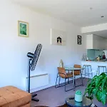 Luxurious Apartment In The Heart Of Docklands