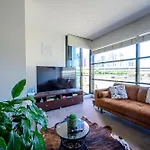 Luxurious Apartment In The Heart Of Docklands